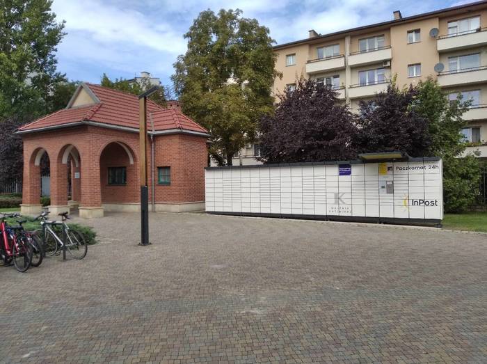 Paczkomat KRA03N Naprzeciw głównego wejścia do Galerii Kazimierz od ul. Rzeźniczej