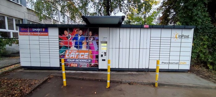 Paczkomat KRA04AP na parkingu obok Szkoły Podstawowej im. Bogdana Jańskiego