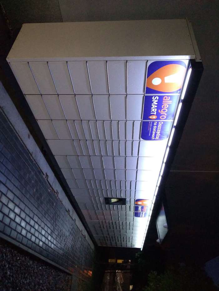 Paczkomat KRA101M z tyłu sklepu LIDL, przy parkingu
