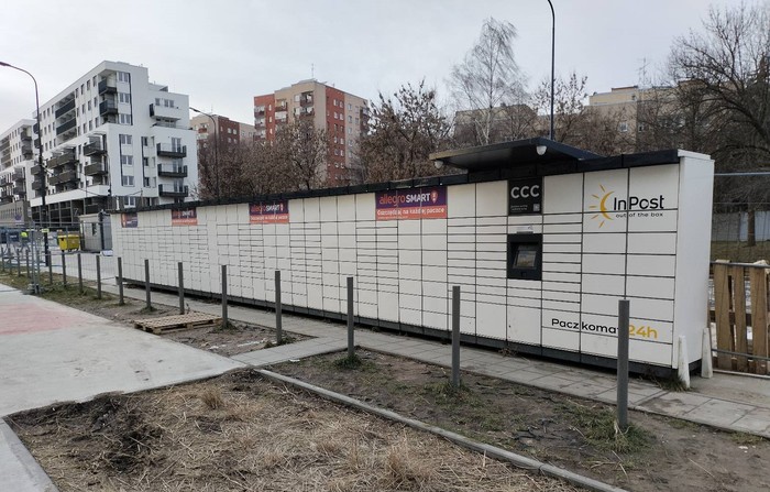 Paczkomat KRA110M Obok parkingu