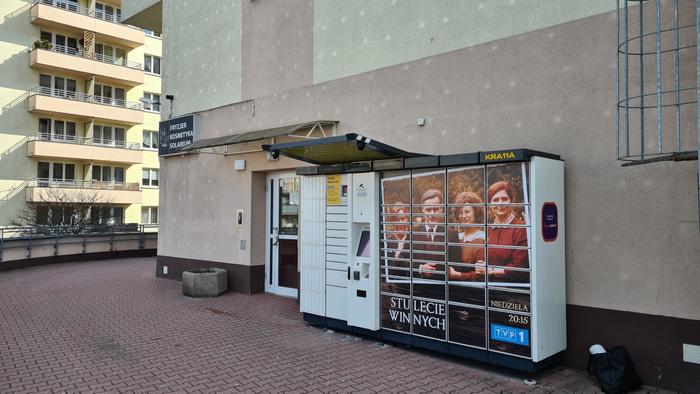 Paczkomat KRA11A Przy markecie Biedronka, na terenie wspólnoty Gremax