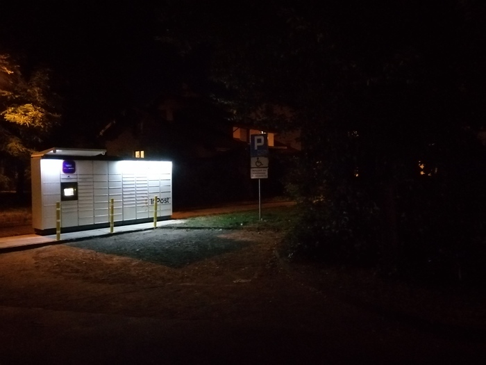 Paczkomat KRA11M Przy parkingu koło bloku nr 20
