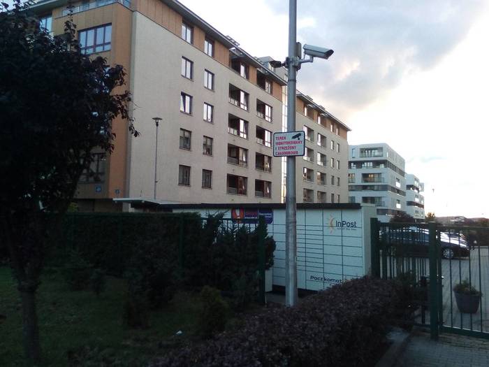Parcel Locker KRA121M przy bramie wjazdowej do budynku na ul. Czerwone Maki 53