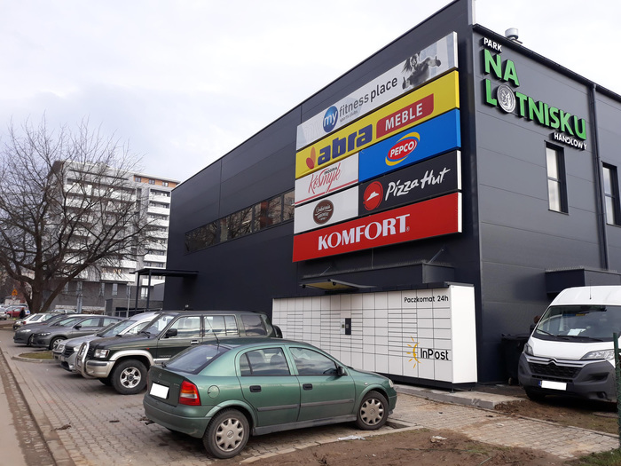 Paczkomat KRA12N Przy Centrum Handlowym Wanda od strony ul. Urbanowicza
