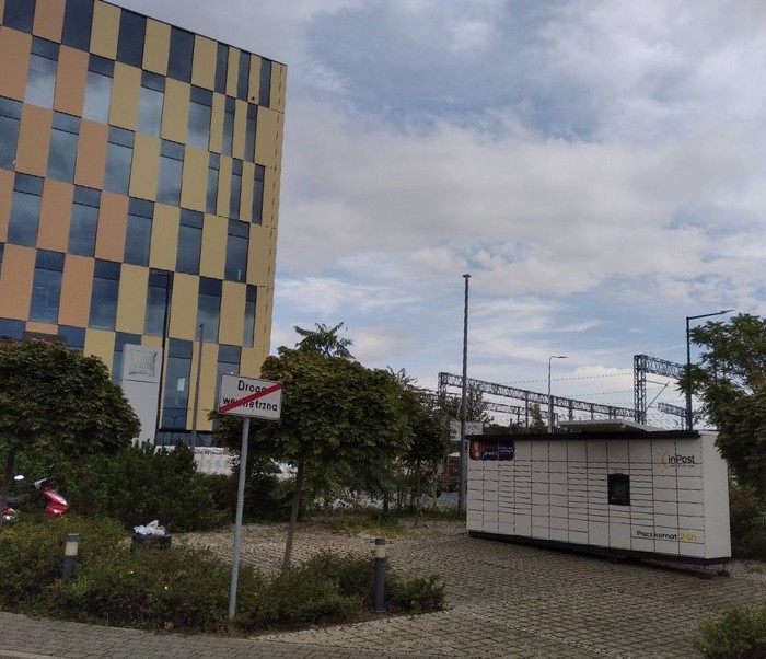 Paczkomat KRA130M placyk na terenie  hotelu Ibis po lewej przy wjeżdzie na parking