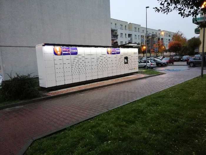 Parcel Locker KRA142M W przejściu pomiędzy blokami nr 15 i nr 17