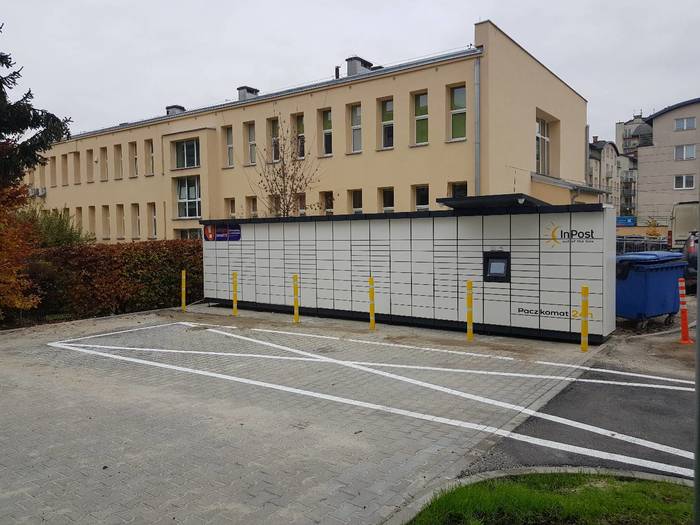 Paczkomat KRA145M Parking Kraków ul. Wysłouchów 41a (przy przychodni NZOZ Południe)