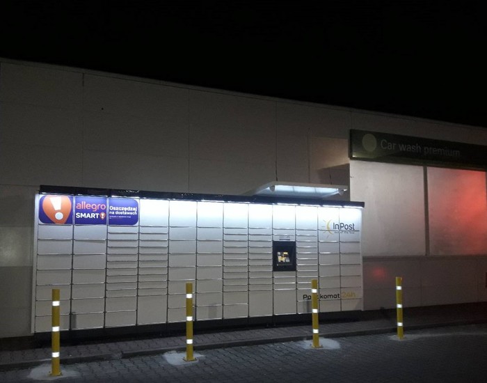Paczkomat KRA148M Przy bocznej ścianie myjni automatycznej