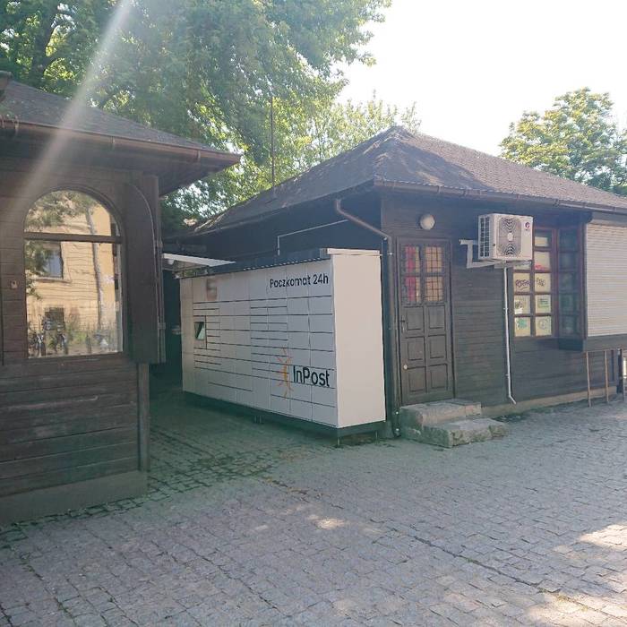 Paczkomat KRA14M Przy przystanku autobusowym
