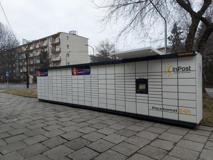 Paczkomat KRA151M Od strony ul. Krynicznej - przy wejściu do Apteki