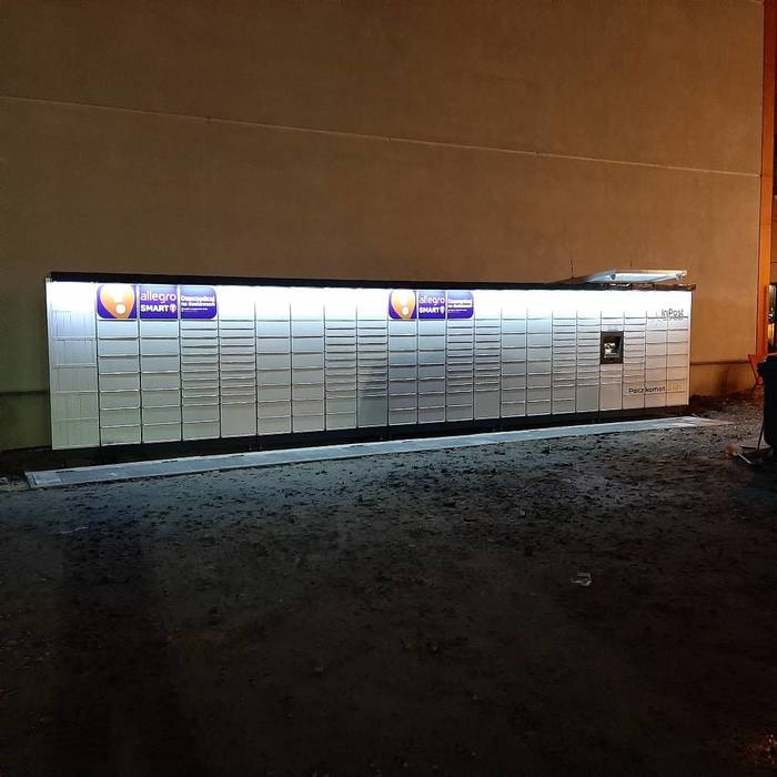 Paczkomat KRA152M na parkingu przy Foodtrackach