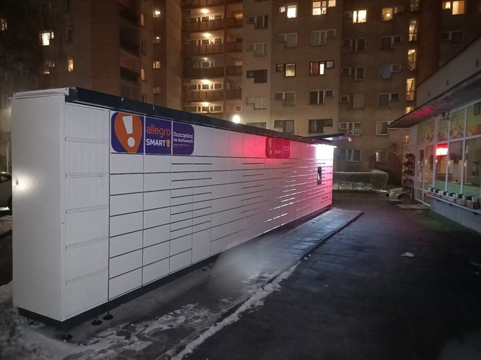 Paczkomat KRA155M Przed wejściem do Jadłodajni u Jana (Sadowa 11)