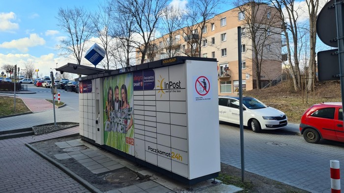 Paczkomat KRA15AP Przy bloku mieszkalnym