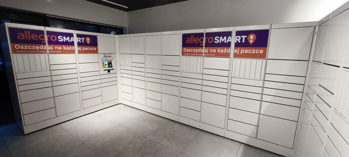 Paczkomat KRA15H W lokalu obok Sklepu Żabka
