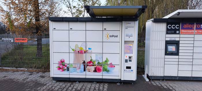Paczkomat KRA15I Parking samochodowy przy sklepie