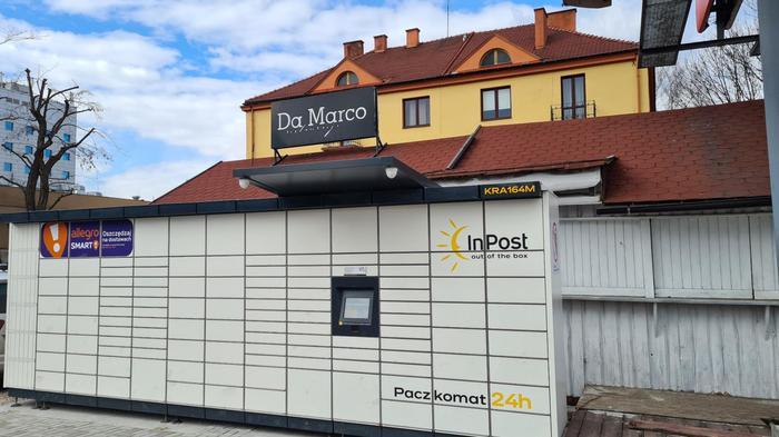 Paczkomat KRA164M Przy parkingu restauracji Da Marco