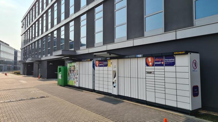 Paczkomat KRA16AP Przy budynku biurowym Enterprise