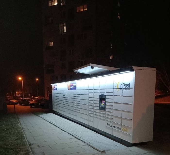 Paczkomat KRA174M Trawnik przed budynkiem ADREM