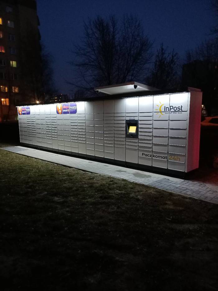Поштомат KRA175M Przy budynku na os. Kombatantów 8