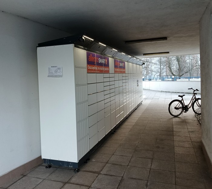 Parcel Locker KRA17BAPP Przejście w bloku