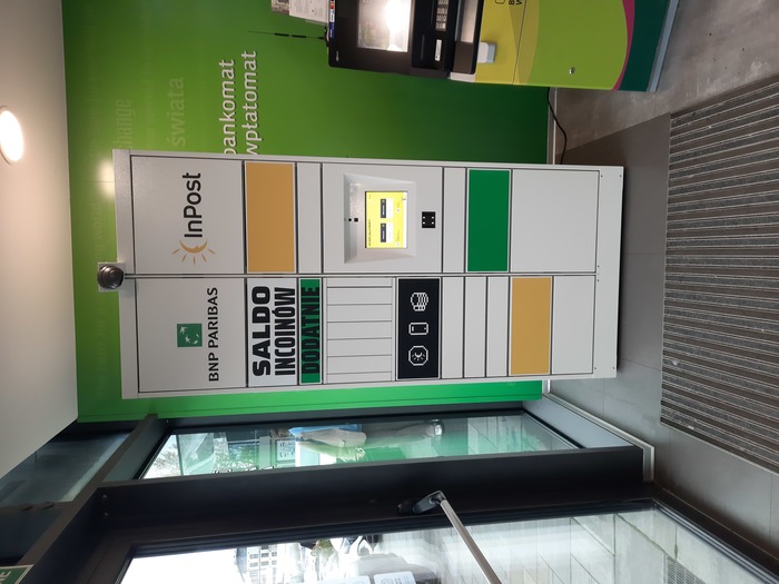 Paczkomat KRA17HP Przedsionek wejścia do banku