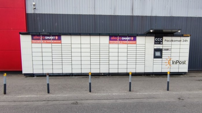 Paczkomat KRA17M Po lewej stronie sklepu Carrefour