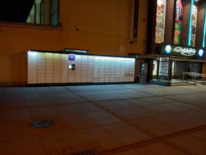 Parcel Locker KRA17N Przy Hali Targowej koło Delikatesów Podwawelskich