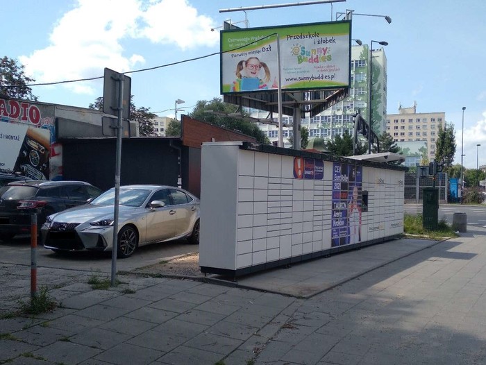 Paczkomat KRA183M Przyz skrzyżowaniu z ul. Wileńską