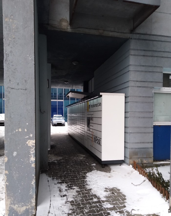 Parcel Locker KRA18M Przy wjeździe na osiedle koło bloku nr 9
