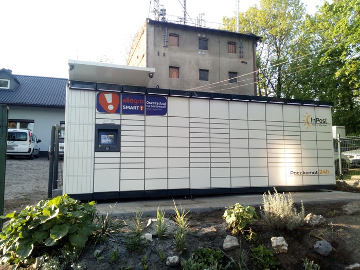 Paczkomat KRA195M przy wjeździe na posesję