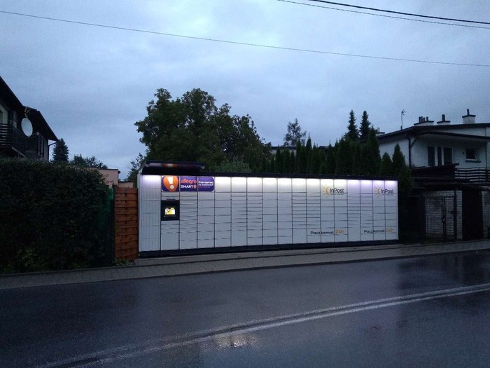 Paczkomat KRA196M przy ulicy na prywatnej posesji