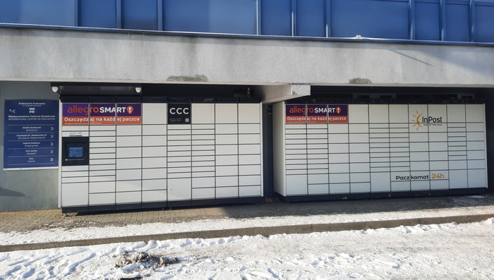 Paczkomat KRA199M Na ścianie budynku - przy zajezdni autobusowej
