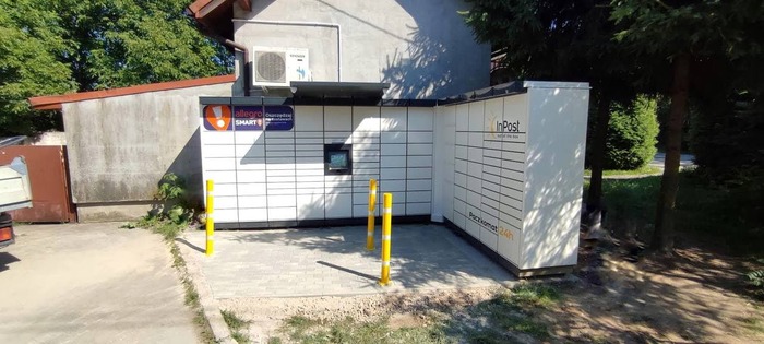 Paczkomat KRA205M przy sklepie spożywczym "Nasz Sklep"