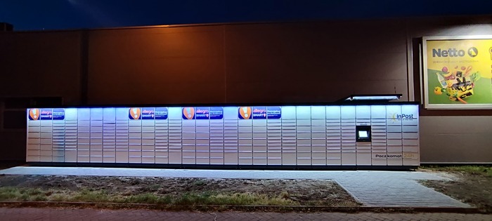 Paczkomat KRA209M przed wejściem do budynku NETTO