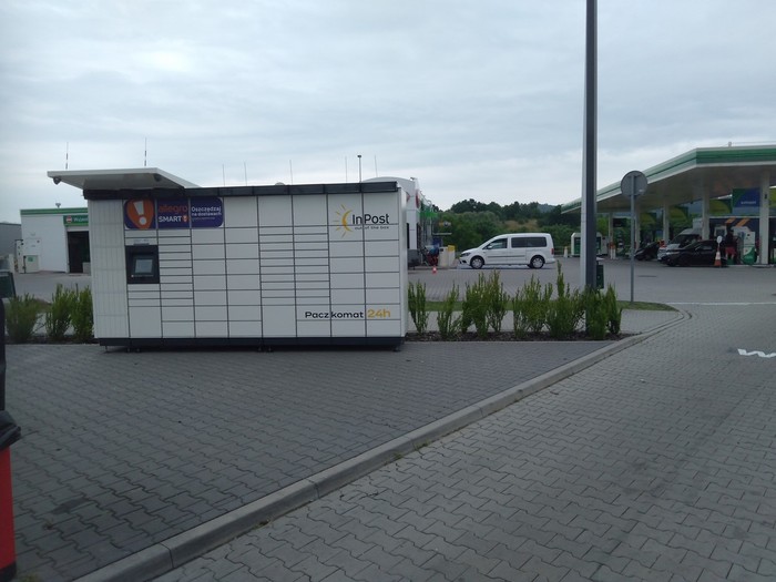 Paczkomat KRA211M Przed wejściem głównym do KFC