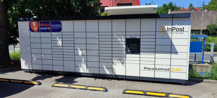 Paczkomat KRA214M Przed parkingiem