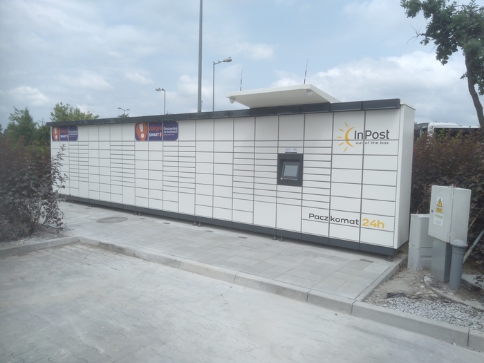 Paczkomat KRA219M Wjazd na parking  przed Aldi