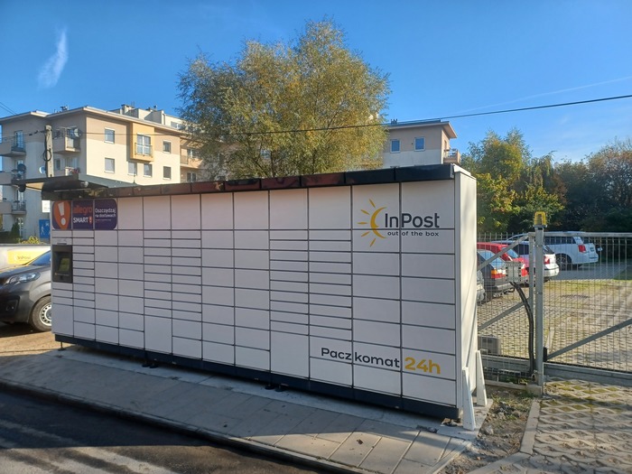 Paczkomat KRA221M Przy wjeździe na Parking Wspólnoty