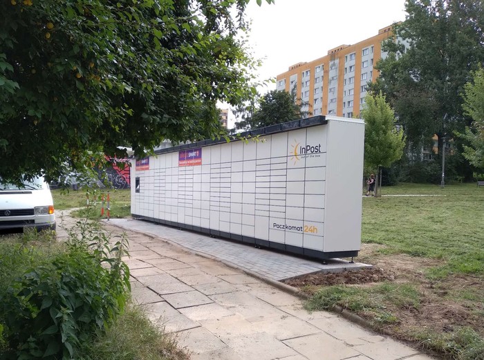 Поштомат KRA227M na parkingu obok budynku 39