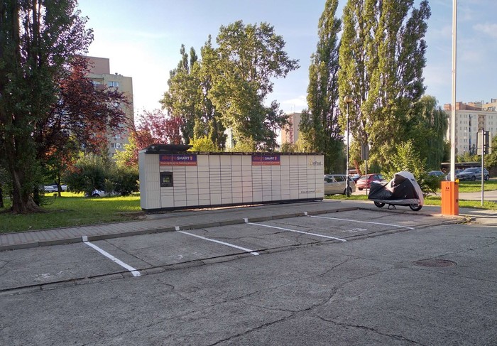 Paczkomat KRA228M przy parkingu