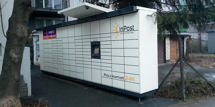 Paczkomat KRA236M Z boku budynku handlowego