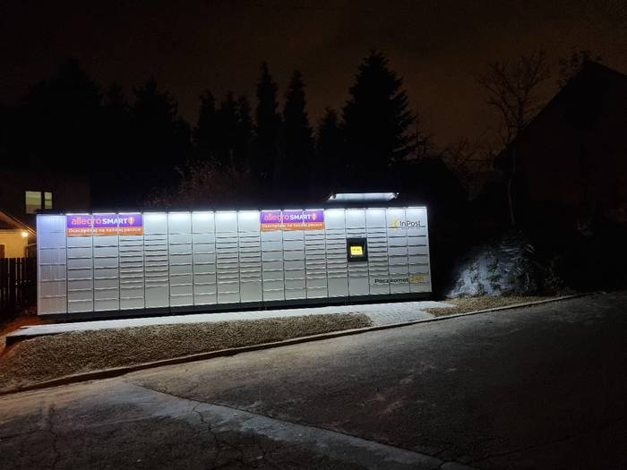 Paczkomat KRA238M Przed wjazdem na posesje