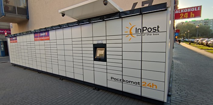 Parcel Locker KRA244M róg budynku, obok sklepu monopolowego
