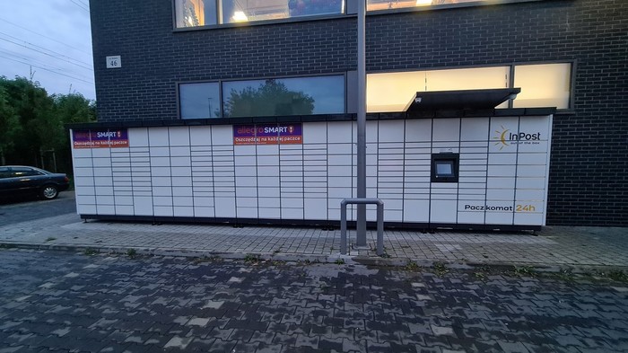 Paczkomat KRA247M Obok Rossmanna, przy Centrum Handlowym Siewna