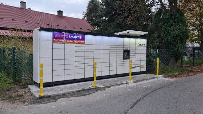 Paczkomat KRA251M Przed posesją - wzdłuż ul. Obozowej