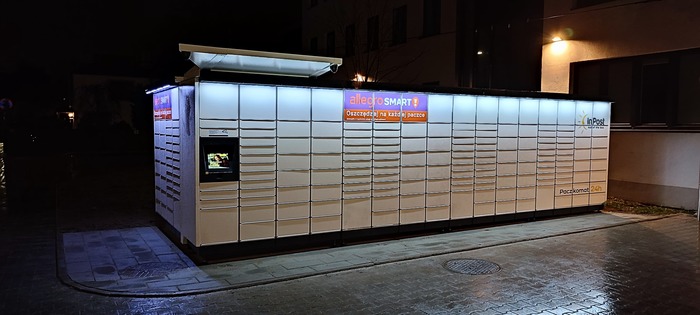 Paczkomat KRA253M Plac przy wejściu do obiektu