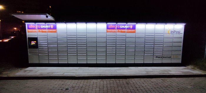 Paczkomat KRA260M Parking Comset S.A  vis-à-vis stacja paliw Lotos