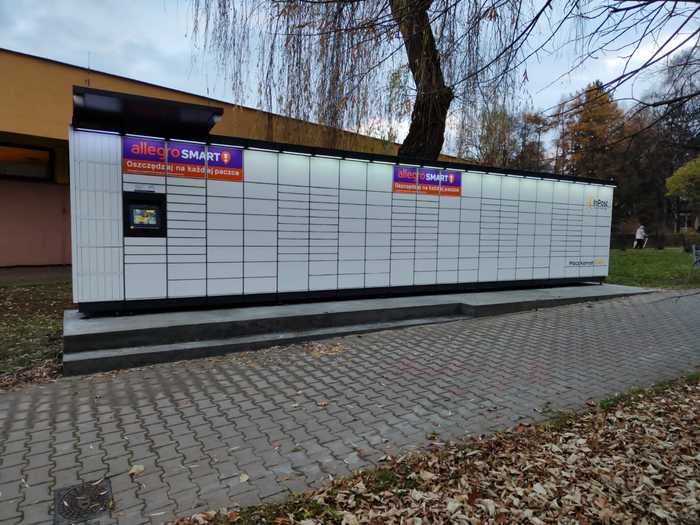 Paczkomat KRA273M przed wejściem do sklepu Lewiatan
