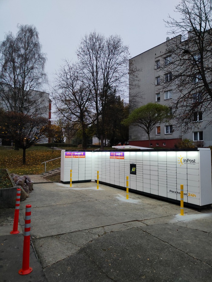 Paczkomat KRA274M Przy Pawilonie handlowym obok fryzjera