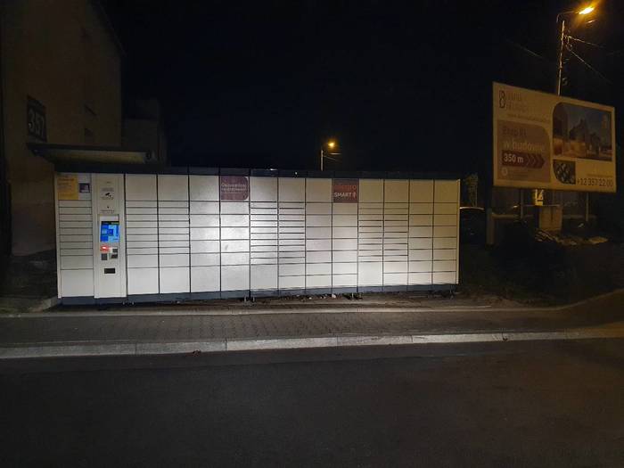 Paczkomat KRA28A Na parkingu przy pętli autobusowej